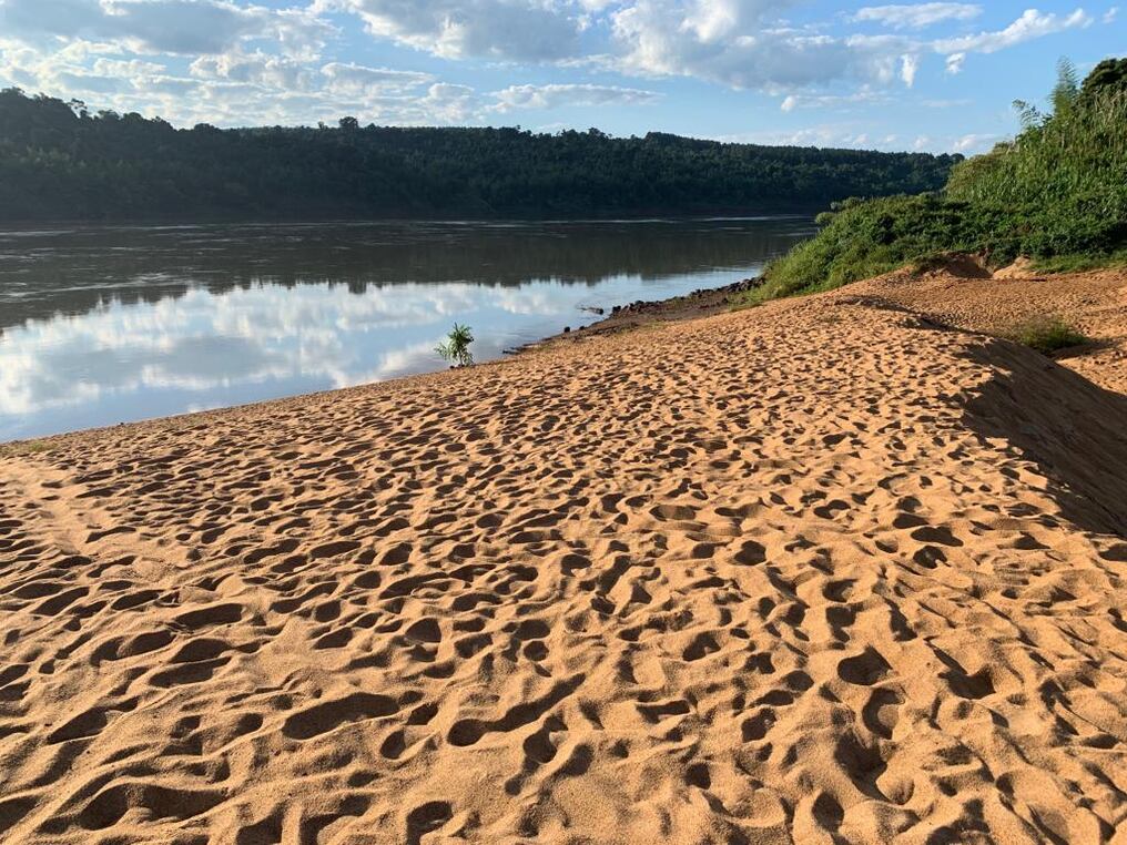 En un intento desesperado de frenar la destrucción del patrimonio natural de Otaño, la Municipalidad tomó la medida de urgencia de suspender la actividad de extracción. Foto: Rocío Gómez.