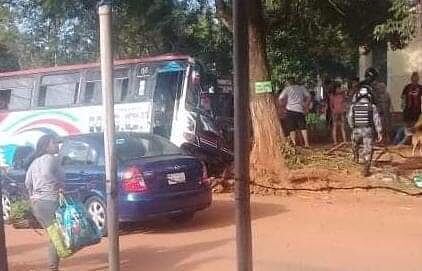 El colectivo chocó primero contra una columna y luego contra un árbol en la mañana de este domingo en Capiatá. Foto: Gentileza.