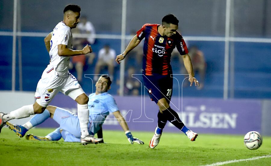Alfio Oviedo en su primera definición, aprovechando un grueso error del defensor Rolando García. Era el empate transitorio a dos.FOTO:JORGE JARA