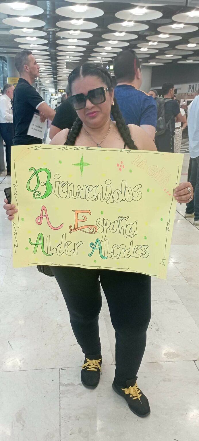 Con carteles, se prepararon para recibir a Alder Alcides en Madrid. Foto: Facebook.
