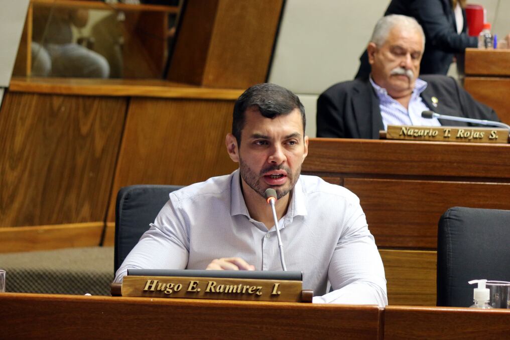 El diputado colorado Hugo Ramírez presentó el proyecto de ley ante la Comisión Permanente del Congreso Nacional. Foto: Gentileza.