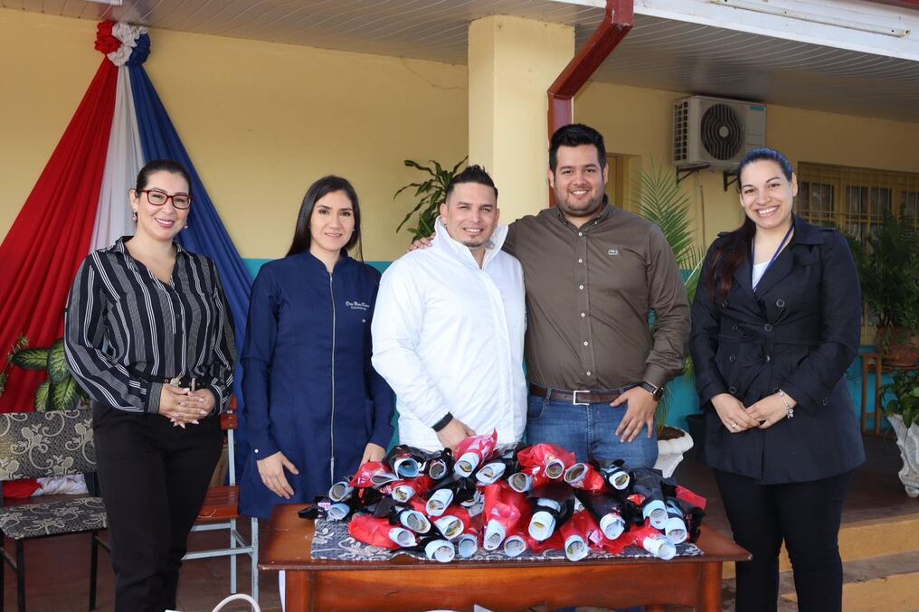 El concejal Enrique Quintana, junto con otras autoridades y profesionales de la salud, inició la serie de entrega de kits de higiene bucal. Foto: Gentileza.