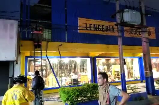 El fuego pudo ser controlado por los bomberos voluntarios de Luque, evitando que se propague a otros locales. Foto: Captura de video.