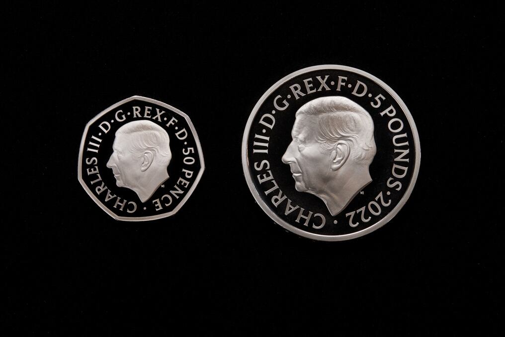 Royal Mint presentó el retrato del monarca fue creado por el escultor británico Martin Jennings en una corona especial de £ 5 y 50 peniques. Foto: AFP.