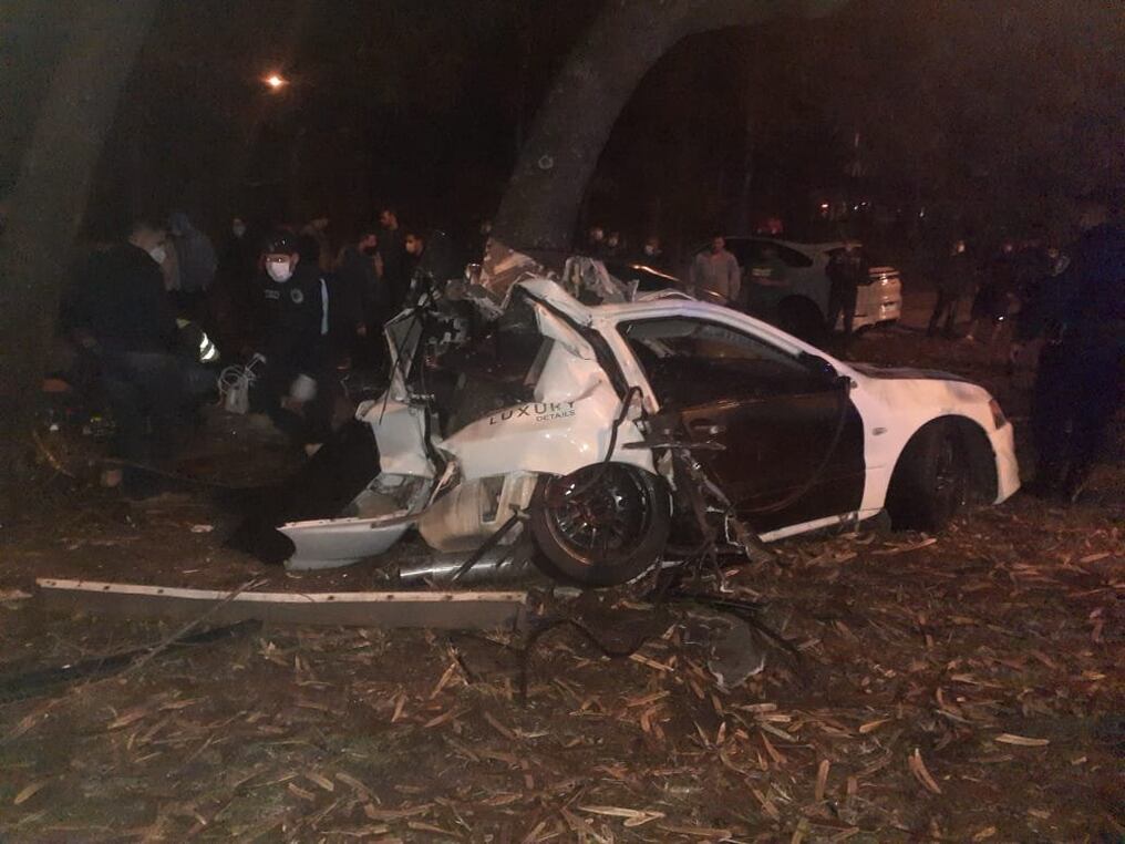 El accidente dejó una persona fallecida y otra quedó en delicado estado a causa del fuerte impacto del rodado, que circulaba a gran velocidad. Foto: Gentileza.