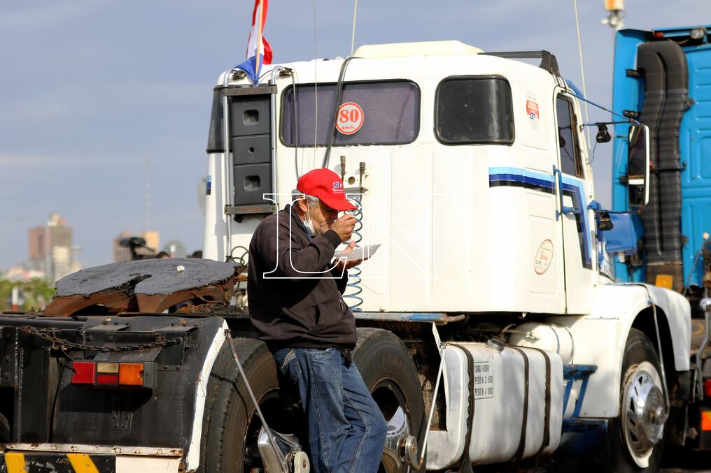 El paro de camioneros, que comenzó el 28 de julio, llegó hasta la Costanera de Asunción desde el lunes pasado. Foto: Christian Meza.