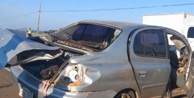 Los ocupantes de los dos vehículos involucrados solo sufrieron golpes leves, a pesar de la fuerte colisión, y fueron trasladados a un centro asistencial de la zona. Foto: Captura de pantalla.