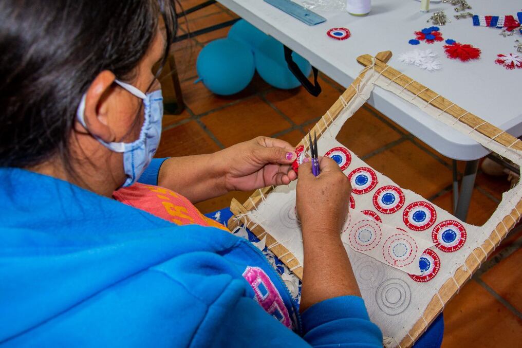 Los distintos modelos de escarapelas están disponibles al público y los precios van de 12.000 hasta 25.000 guaraníes, dependiendo del diseño. Foto: Gentileza.
