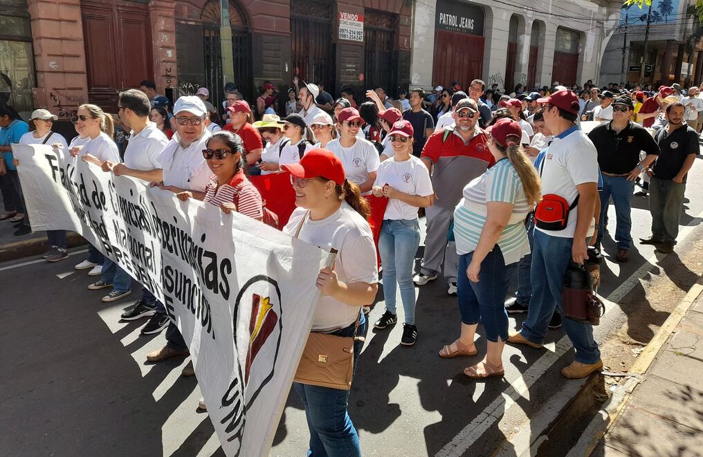 Ayer martes se realizó una movilización para exigir la aprobación del pedido de nivelación salarial para la UNA. Foto: Twitter.