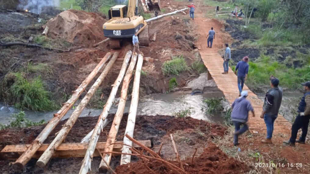 Un precario puente de madera para vehículos livianos construyen menonitas y pobladores de la zona de Tacuatí. Foto: Gentileza.
