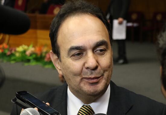 El senador colorado advirtió que el jefe de Estado estará inhabilitado para ejercer el cargo, puesto que si asumiera iría contra lo establecido en la Constitución Nacional. Foto: Archivo.