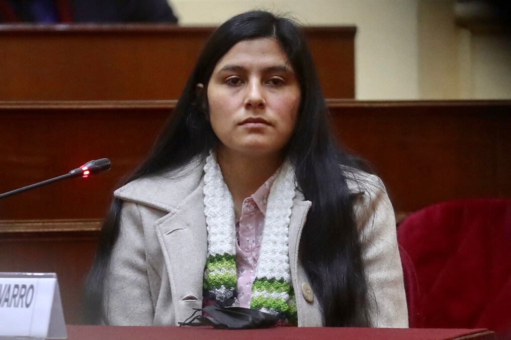 Yenifer Paredes, de 26 años, está acusada de formar parte de una red de corrupción que concedía contratos de obras públicas y de lavado de activos, dirigida -según la Fiscalía- por el mandatario izquierdista, quien tiene inmunidad. Foto: AFP.