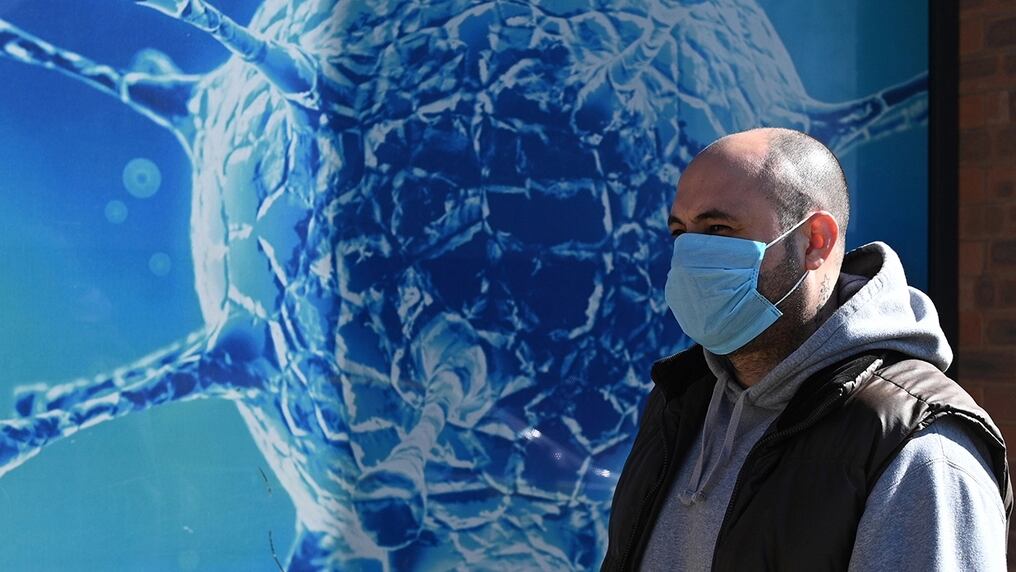 Aunque la mascarilla quirúrgica o la KN 95 garantiza mayor protección, el viceministro recomienda seguir utilizando el cubrebocas. Foto: AFP.