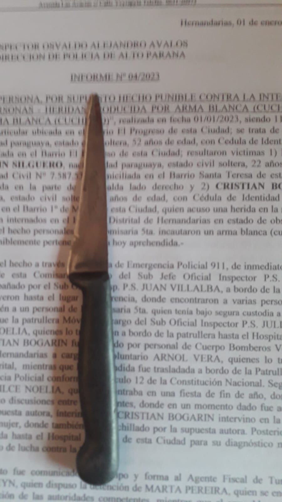 Fiesta de fin de año en vivienda particular derivó en dos heridos con cuchillo, en medio de una gresca. Las víctimas fueron trasladadas al Hospital Distrital de Hernandarias, donde quedaron internadas. Foto: Gentileza.