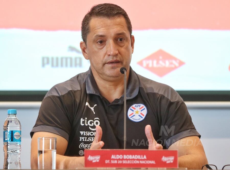 Aldo Bobadilla tuvo una charla, que por momentos fue áspera con la prensa.FOTO:NADIA MONGES