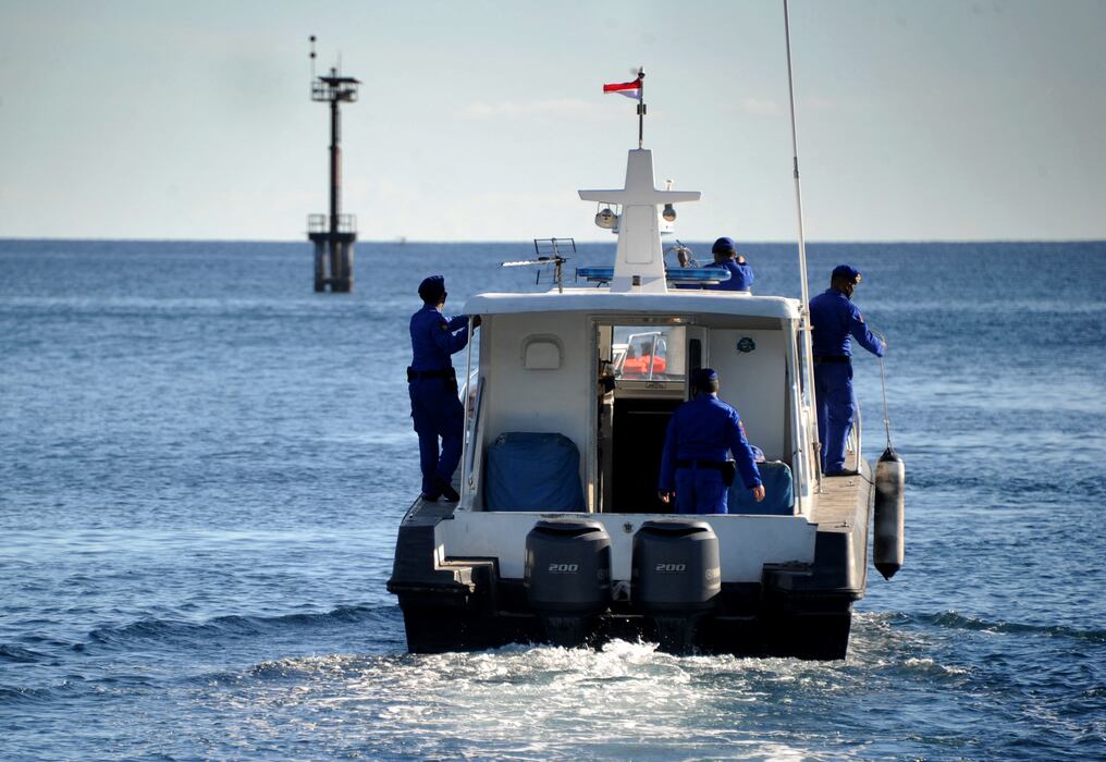La policía marina de Indonesia participa en la operación de búsqueda de un submarino de la Armada que desapareció durante ejercicios militares. Foto: AFP.