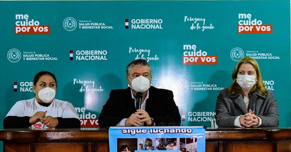 Jennifer Salinas, madre de Manuelito, junto a autoridades de Salud Pública que manifestaron acompañar el caso del niño que debe viajar a Argentina para continuar su tratamiento. Foto: Gentileza.