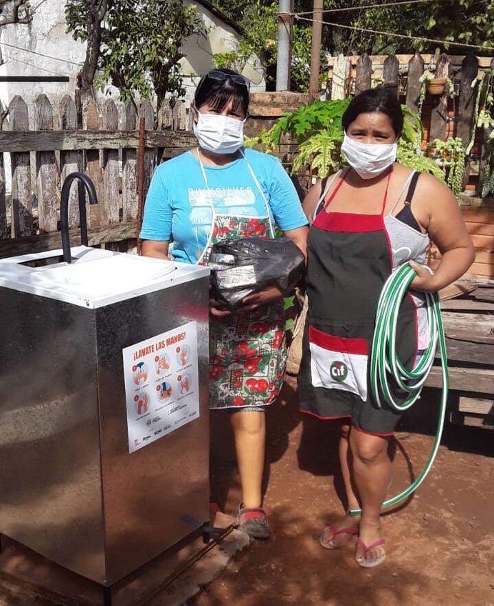 Con la implementación de la fase 3 y para asegurar que se cumplan con las medidas sanitarias en todos los sectores de la sociedad, este martes entregaron 300 lavamanos a bañados y asentamientos de Central. Foto: Gentileza.