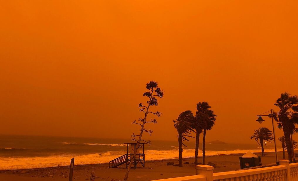 El cielo español cambió a un color turbio debido a la arena proveniente del desierto que se cernió desde la noche del lunes sobre Madrid. Foto: Twitter.
