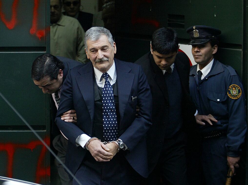 El 11 de septiembre de 2006, el coronel uruguayo retirado Gilberto Vázquez sale de un juzgado de Montevideo bajo una lluvia de huevos, luego de ser procesado. Foto: AFP.