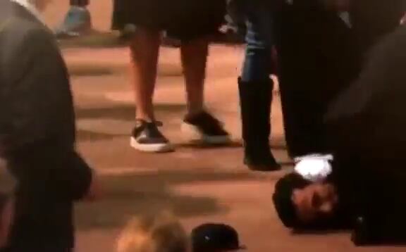 Un video captó el momento en que los guardias detuvieron al hombre de 28 años que quiso comprobar que la monarca estaba muerta. Foto: Captura de video.
