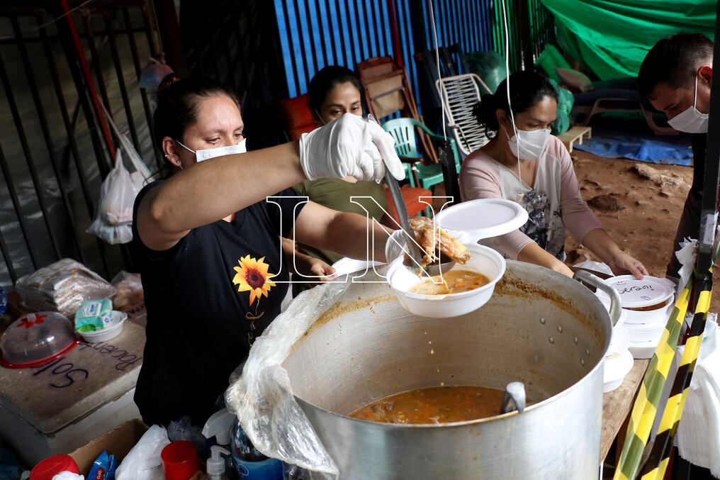 Las ollas populares siguen sosteniendo la crisis en pandemia, como es el caso en los alrededores del Ineram. Foto: Nadia Monges.