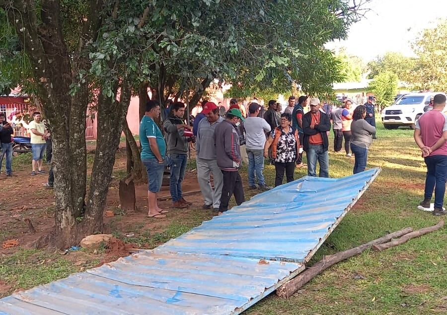 Un grupo de ciudadanos impidió esta mañana que los operarios de una telefónica inicien los trabajos. Foto: Gentileza.