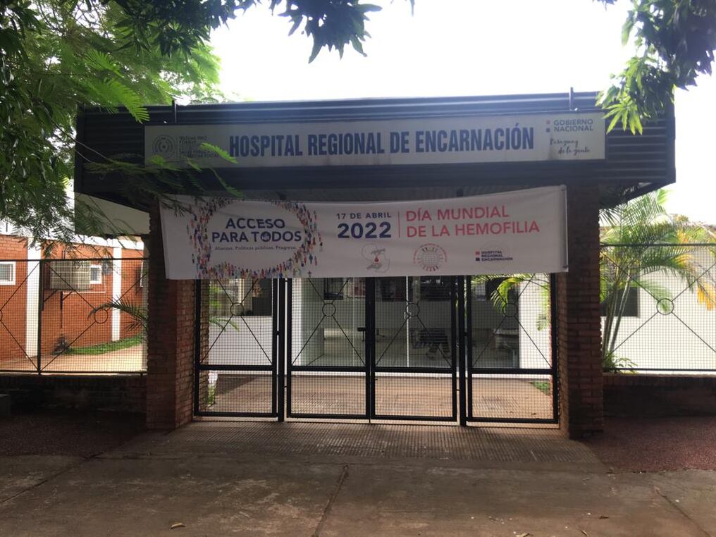 La menor de edad fue llevada hasta el Hospital Regional de Encarnación para someterse a algunos estudios, buscando descartar o confirmar el presunto abuso sexual. Foto: Gen-Nación Media.