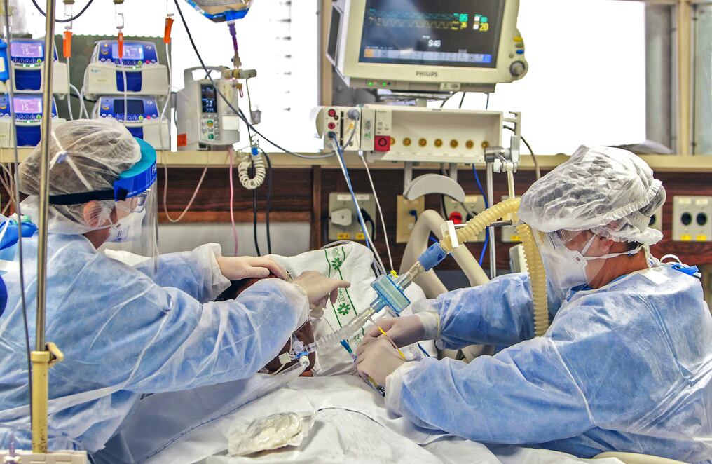 Algunos países notifican los decesos con retraso, y también hay personas que mueren sin haberse sometido a ningún test de diagnóstico, señala la Organización Mundial de la Salud. Foto: AFP.