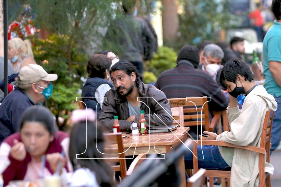 Restaurantes no quieren ser parte de la iniciativa de dejar ingresar solo a vacunados a locales. Foto: Archivo/Jorge Jara.
