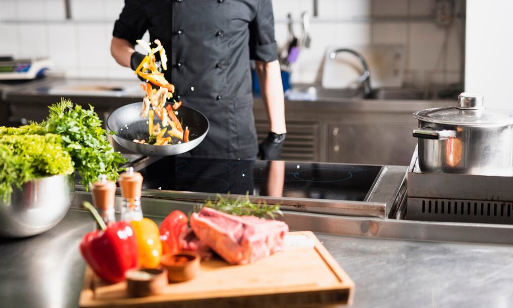 El chef trabaja día a día, llueva o no, truene o se caiga el mundo, sea año nuevo o domingos y feriados, sigue trabajando. Foto: Ilustrativa.