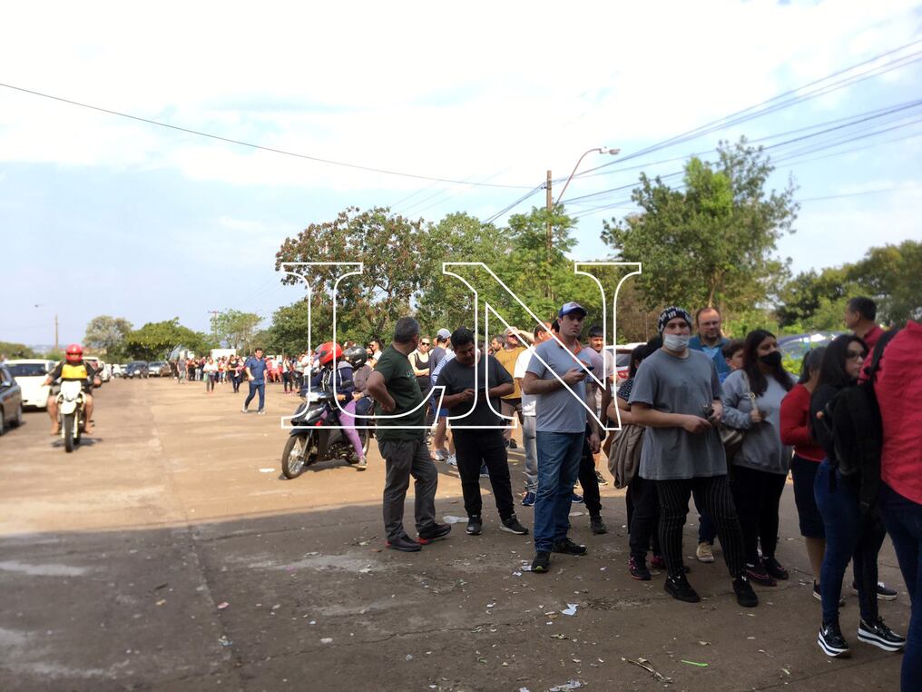 Los argen­tinos llegaron desde tempranas horas de ayer domingo y hoy lunes para hacer turismo o realizar compras en Encarnación, aprovechando que en el vecino país también es feriado. Foto: Rocío Gómez. 