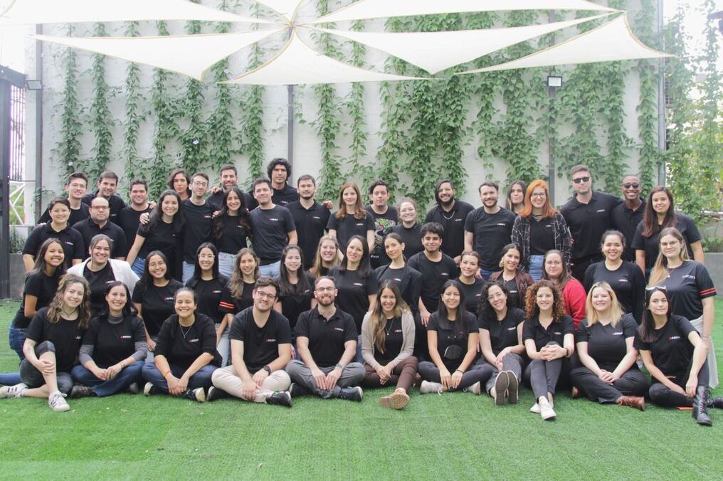Los colaboradores de Deriv tienen en común habilidades como la resolución de problemas, iniciativa, trabajo en equipo, bilingüismo, adaptabilidad al cambio y una inclinación hacia la tecnología. Foto: Gentileza.