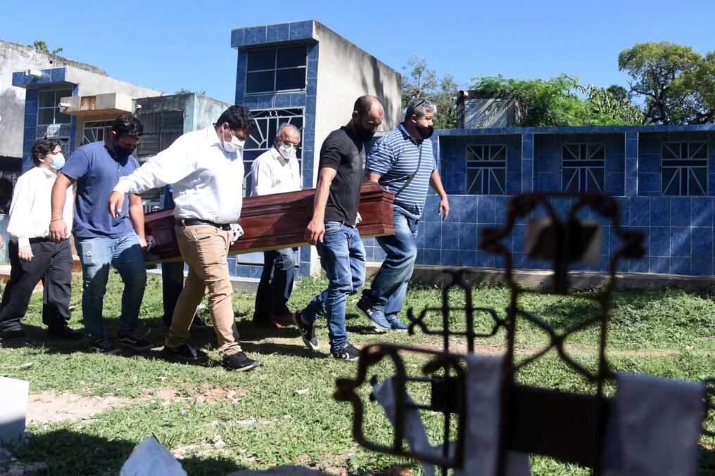 Se duplicó el personal en los tres cementerios de la ciudad de Asunción (Recoleta, Del Sur y Del Este). Foto: AFP.