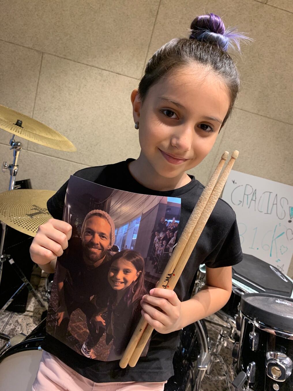 La paraguaya de 9 años, baterista y fanática de la agrupación, quien se hizo conocida luego de lograr conocer a Taylor Hawkins, solicitó a la banda integrarse al concierto que brindarán próximamente en Londres y Los Ángeles, en honor al músico. Foto: Gentileza.