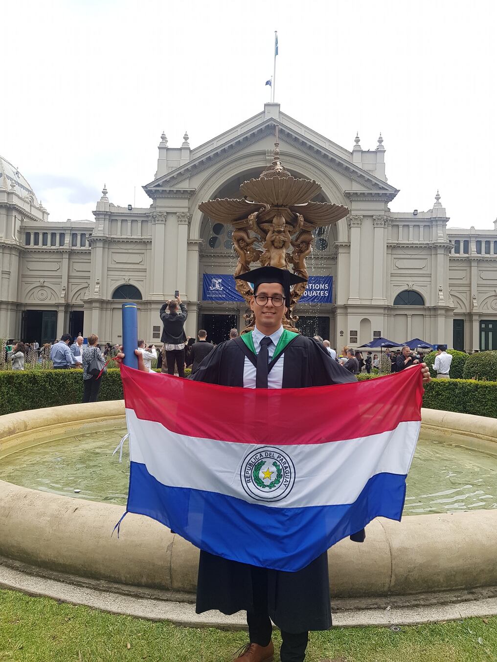 El joven Iván Ramírez se graduó en 2019 en Australia, becado para una maestría en inglés en la quinta mejor universidad del mundo. Foto: Gentileza.