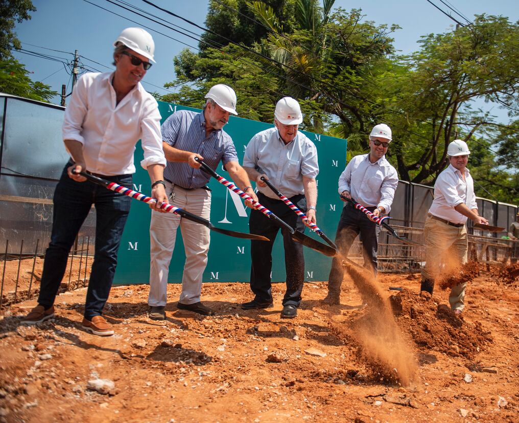Palada inicial de Casa M, con la participación de Santiago Steed, el ingeniero Ramón Jiménez Gaona, Vicente Soteras y Juan Gils. Foto: Gentileza.
