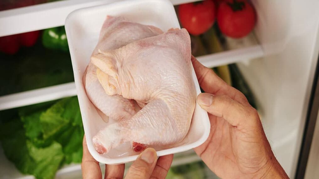 La carne cruda de pollo se mantiene en la heladera entre uno o dos días. Foto: Ilustrativa