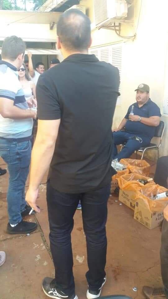 El intendente Miguel Prieto (de espaldas) en el festejo realizado presuntamente en el estacionamiento de la comuna esteña. Foto: Gentileza.