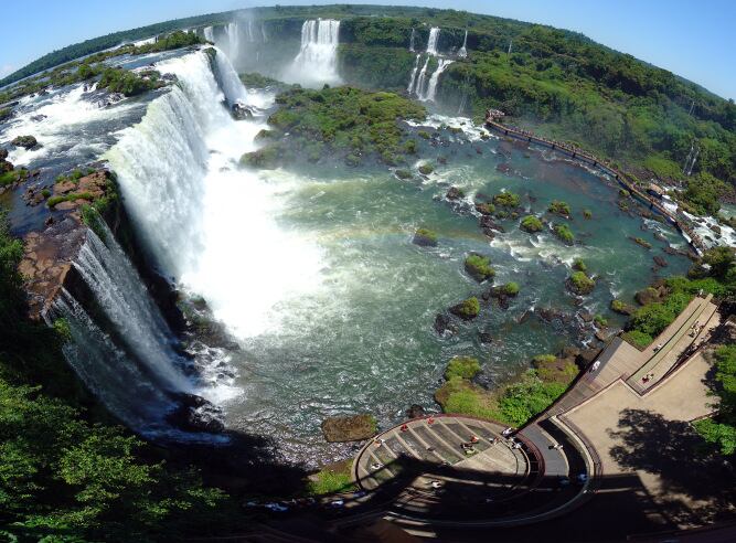 Las cataratas del Yguazú, se encuentran en el área que corresponde al Acuífero Guaraní, en la frontera entre Argentina y Brasil a pocos kilómetros del Paraguay. Foto: Martín St-Amant.