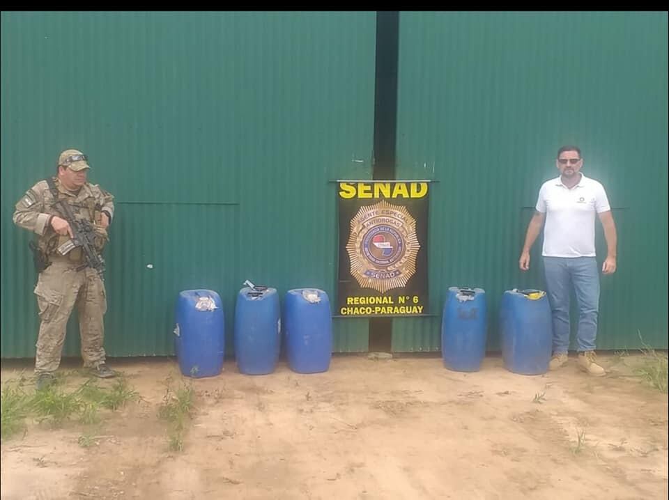 El procedimiento fue realizado por el fiscal Andrés Arriola, quien ordenó que se incauten varios elementos como bidones, documentos, vehículos y otros. Foto: Gentileza.