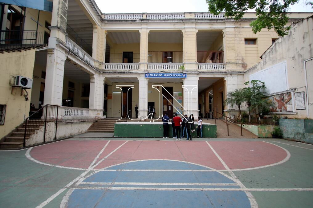 El histórico colegio ubicado sobre la calle Iturbe casi Presidente Franco en el centro de Asunción suspendió sus clases por una amenaza encontrada en uno de los sanitarios. Foto: Nadia Monges.