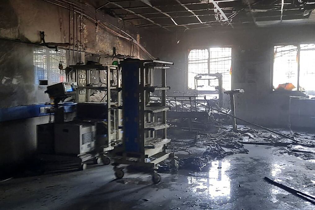 Dos docenas de pacientes se encontraban en la unidad de cuidados intensivos del hospital del distrito de Ahmadnagar cuando se produjo el incendio. Foto: AFP.