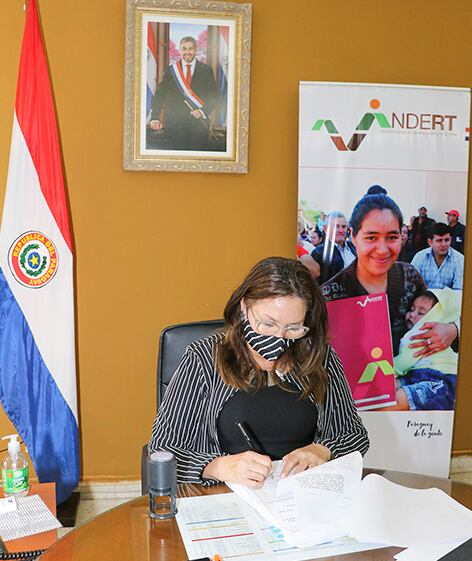 Gail González Yaluff, presidenta del Indert, procedió a autorizar la adjudicación de unos 64 lotes agrícolas. Foto: Gentileza.