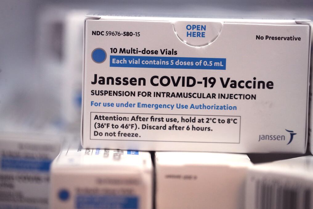 La evidencia indica que sería mejor recibir una dosis diferente a la de J&J como segunda dosis y lo recomendable es que sea  Pfizer o Moderna. Foto: AFP.