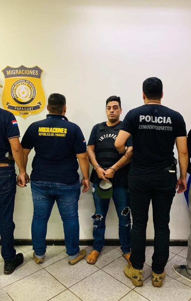Rodrigo Antonio de Lima Pires fue entregado a la Policía Federal de la ciudad de Foz de Yguazú, Brasil, en zona del Puente de la Amistad. Foto: Gentileza.