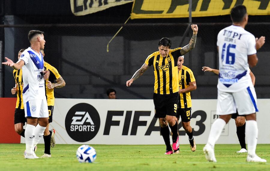 Federico Santander festeja su gol, el primero de Guaraní, ante las protestas de los defensores de Ameliano. El legendario ganó 3-1 y está en la fase de grupos de la Sudamericana.FOTO:CONMEBOL