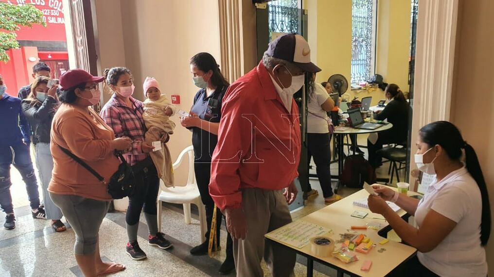 Anunciaron que solamente en el Teatro Municipal de Concepción planean inmunizar a 4.000 personas esta semana. Realizan en forma simultánea la segunda y tercera dosis. Foto: Ángel Flecha.