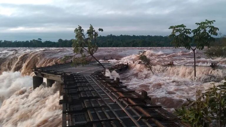 Superando los 9.000 metros cúbicos de agua por segundo y con el nivel del caudal que está muy cerca de las pasarelas, informaron que están trabajando para regularizar y volver a habilitar la zona. Foto: Gentileza.