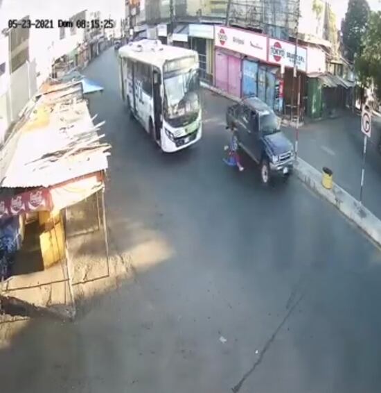 El vehículo que arrolló al sujeto no detuvo la marcha y huyó, mientras que la víctima fue hospitalizada por las consecuencias del impacto. Foto: Captura.